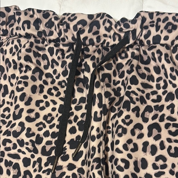 Leopard Print Pocket Shorts - Picture 9 of 10